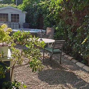 Le Petit Jardin ... Affittacamere LʼIsle-sur-la-Sorgue